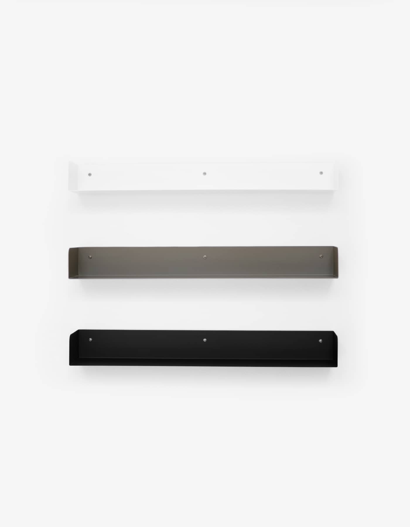 Poggibonsi shelf from Atelier Haussmann is made of  a 2 mm steel sheet and can be obtained in 3 different colors.