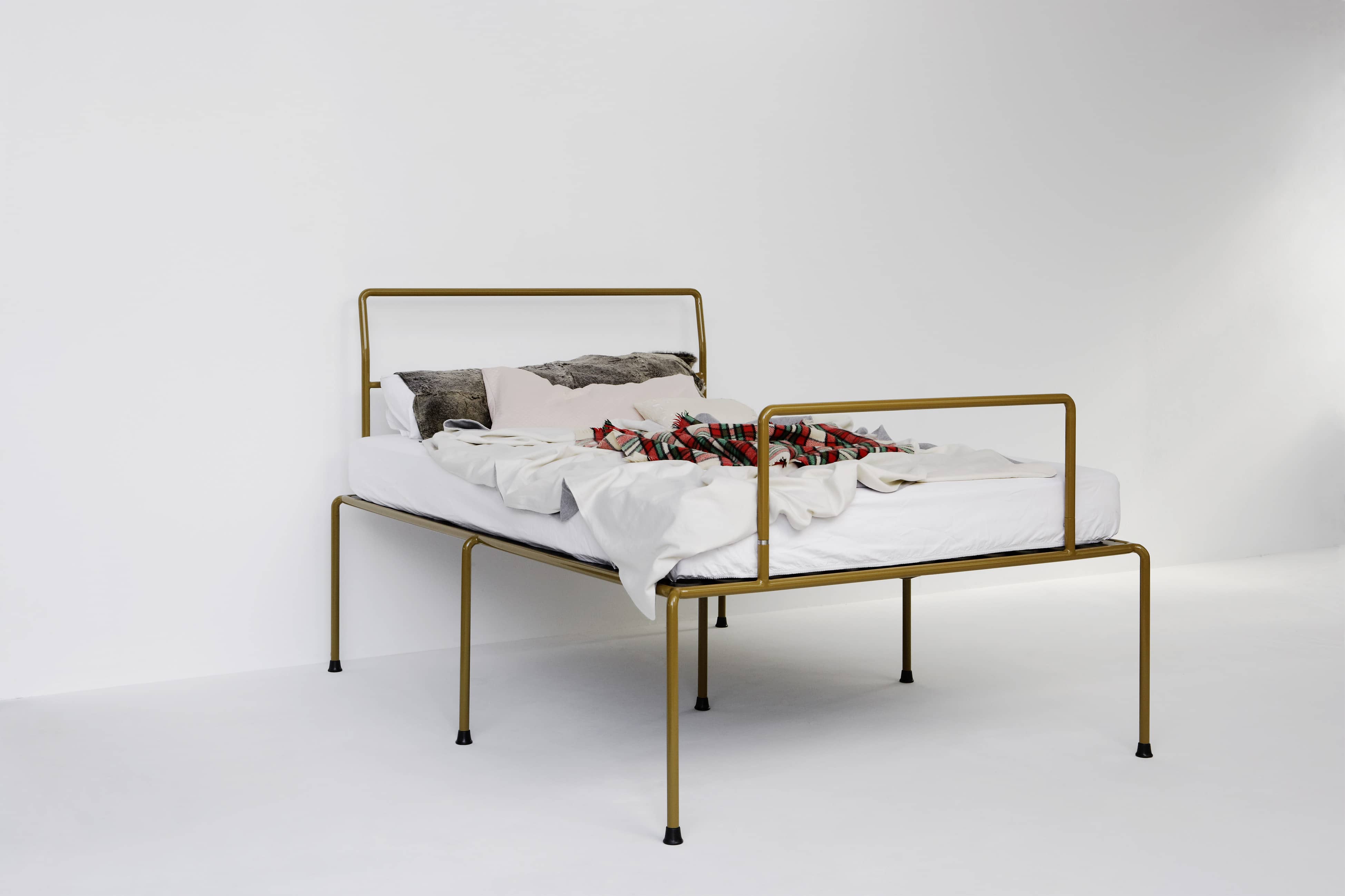 ATELIERHAUSSMANN_SEVENFEETUP ist ein Bett aus Rundrohr, filigran und stabil steht es auf sieben Beinen, Minimaldesign zwischen Bauhauesthetik und Industridesign, Handgefärtig.