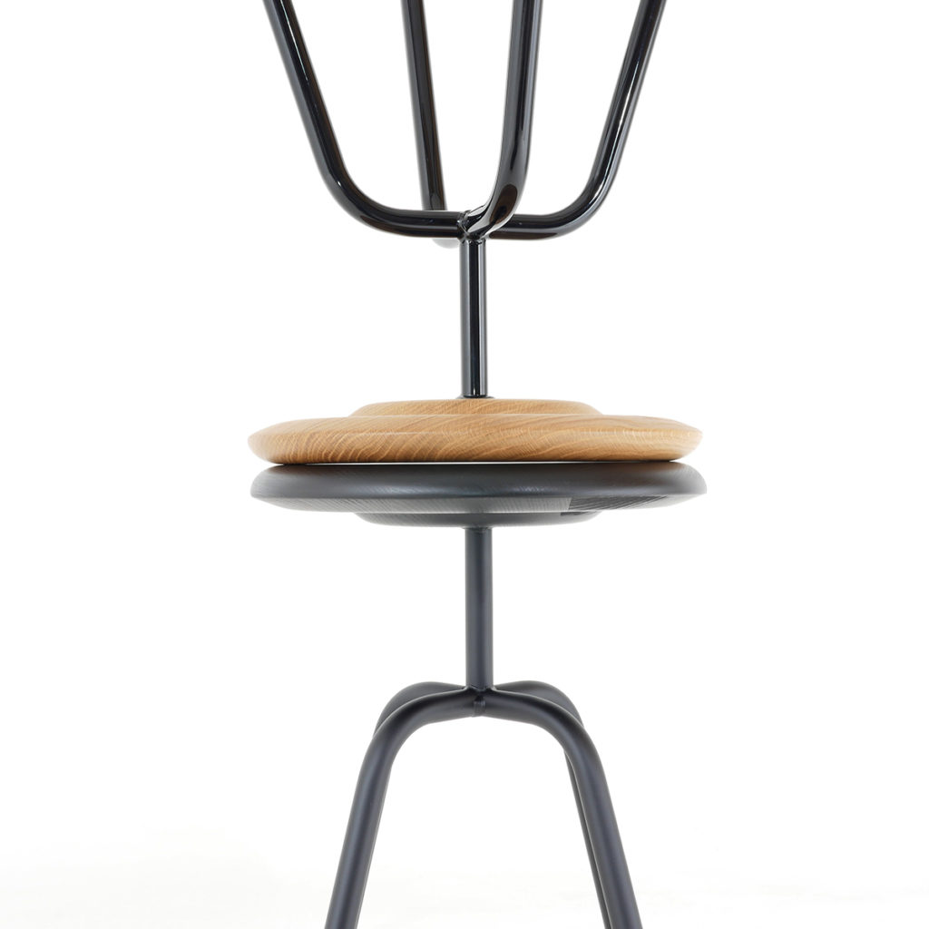 ATELIERHAUSSMANN Die gedrechselte Sitzschale aus Vollholz, gebeizt und versiegelt vom Herrenberger Hocker bietet durch ihre gewölbte  Form den gewünschten Sitzkomfort.