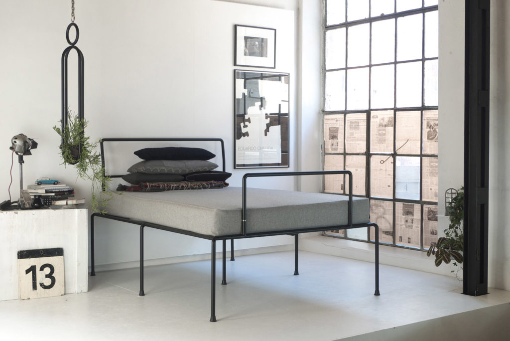 ATELIERHAUSSMANN_SEVENFEETUP ist ein Bett aus Rundrohr, filigran und stabil steht es auf sieben Beinen, Minimaldesign zwischen Bauhauesthetik und Industridesign, Handgefärtig.