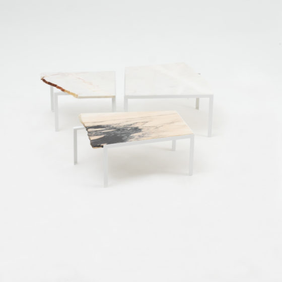 Kleiner Marmortisch, Beistelltisch von Hervé Humbert für Atelier Haussmann, nummerierte Tischserie aus Marmor Reststücke, Wiederverwertung von Abfallstücke, Unikate