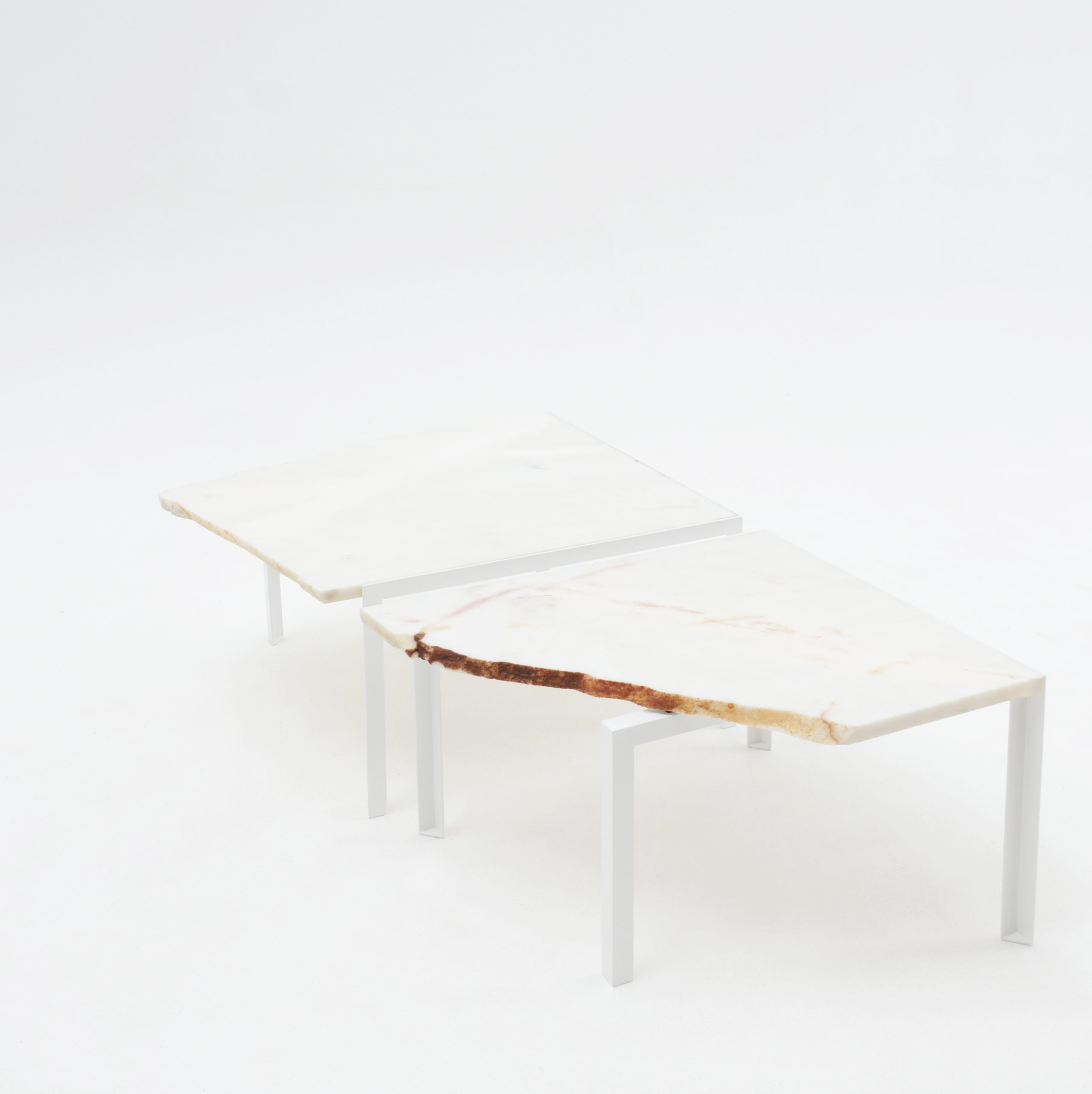 Beistelltisch von Atelier Haussmann entworfen von Hervé Humbert, Petite table d'angle ist ein kleiner Tisch aus Marmor Reststücke, es sind alle Unikate