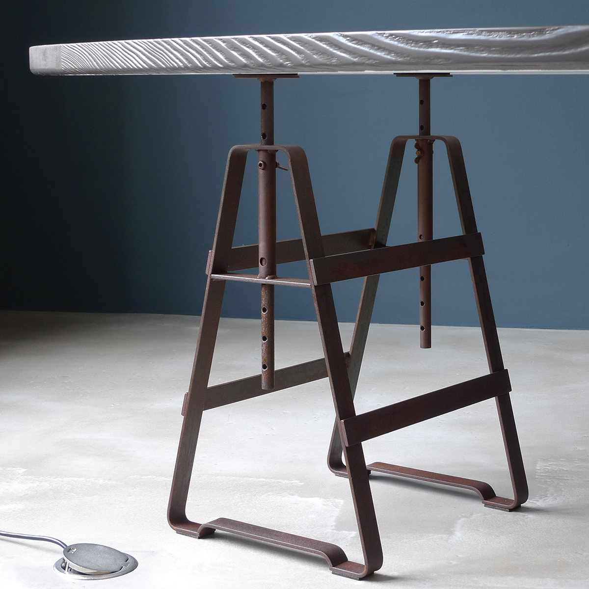 Lackaffe,Design Thesenfitz & Wedekind A height adjustable trestle made from oiled crude steel.
