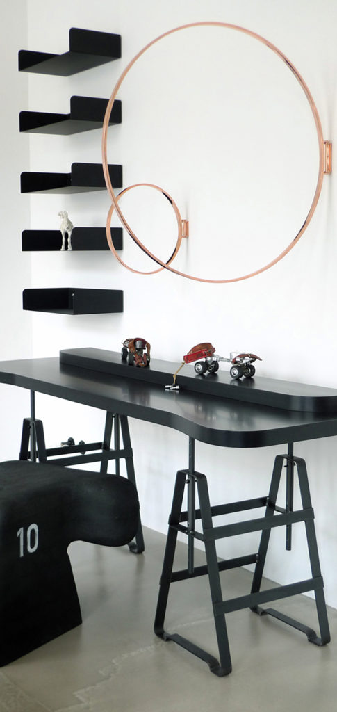 Affe ist ein höhenverstellbaren Tischbock aus Rohstahl geölt, von Thesenfitz& Wedekind für Atelier Haussmann, photo Styling von Roomservice Hamburg