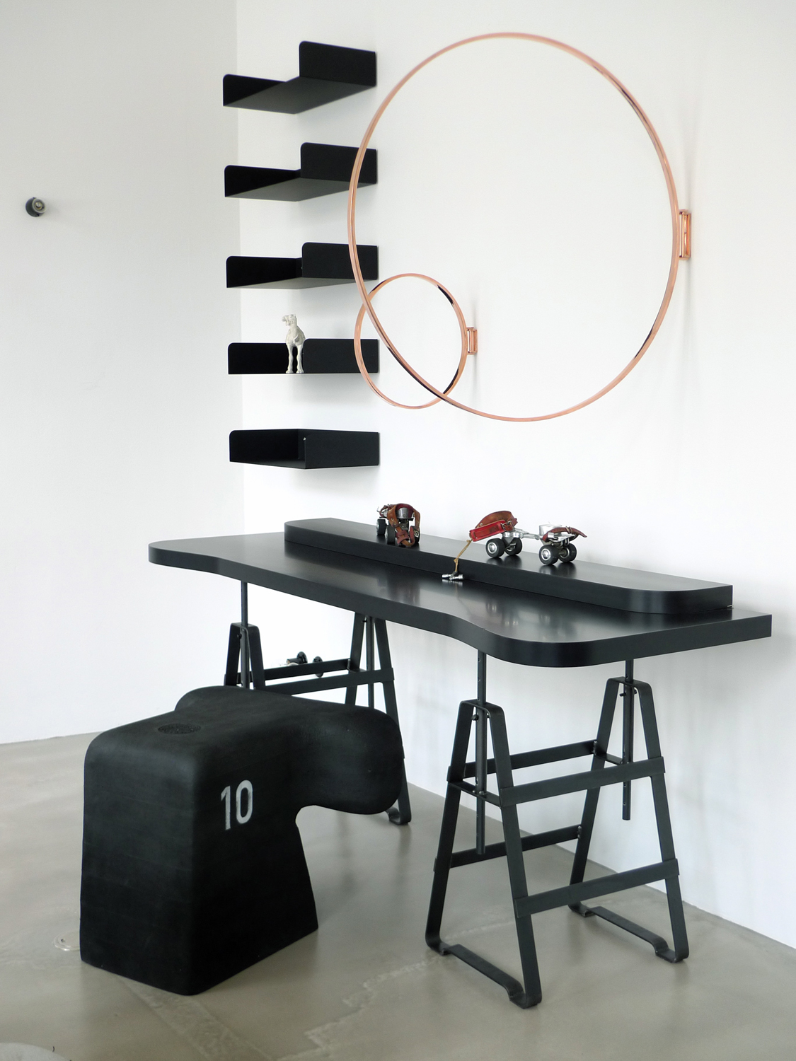A height adjustable trestle made from oiled crude steel. It is applicable with several shelves and slabs. The same variable as Affe but powder-coated plays Lackaffe with the image of solid steel furniture.