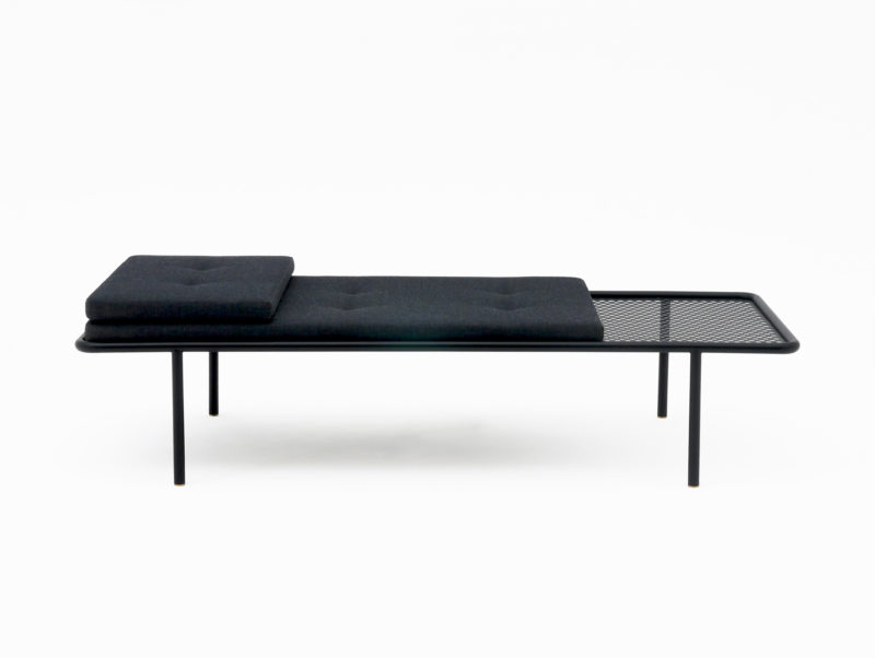 daybed-2PM-Tagesliege Atelier Haussmann Minimal design. Möbel aus farbbeschichtete Rundrohr.