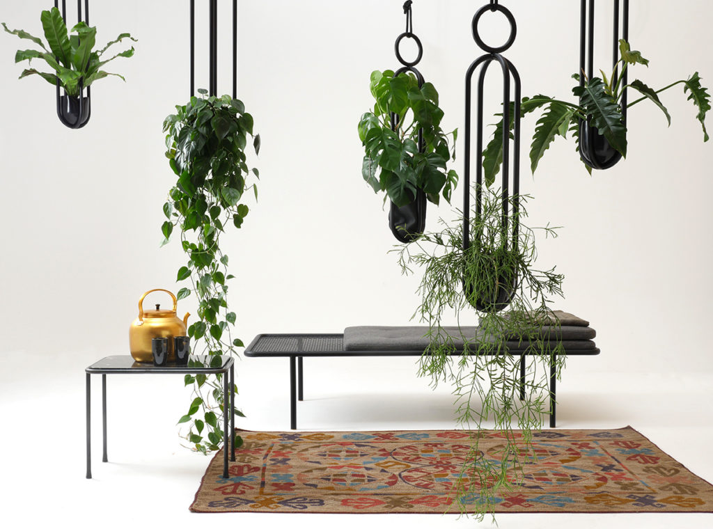 Blumenampel von Zascho Petkow für Atelier Haussmann, hängendes Objekt als Ampel für Pflanzen und Blumen, im Hintergrund 2PM Day Bett