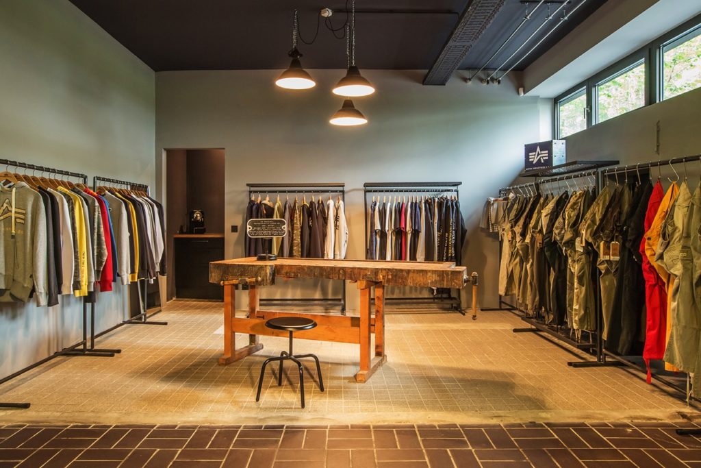 Hauptsitz von Alpha Industries in Frankfurt, ausgebaut von Studio Morgen, Lackaffe in Neonfarbe Gelb und Herrenberger Hocker von Atelier Haussmann