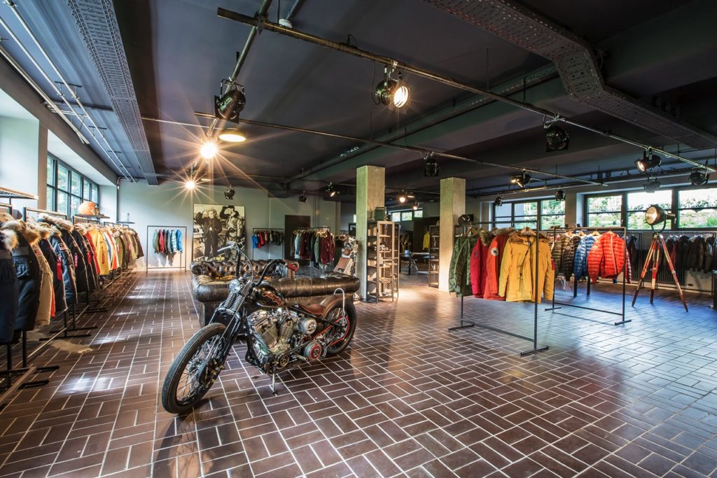 Hauptsitz von Alpha Industries in Frankfurt, ausgebaut von Studio Morgen, Lackaffe in Neonfarbe Gelb und Herrenberger Hocker von Atelier Haussmann