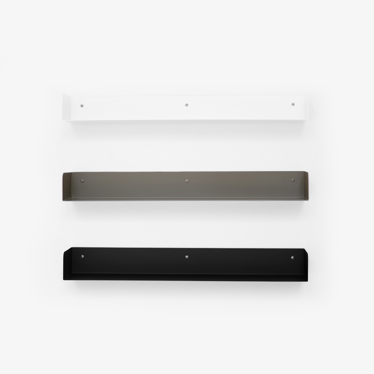 Poggibonsi shelf from Atelier Haussmann is made of  a 2 mm steel sheet and can be obtained in 3 different colors.