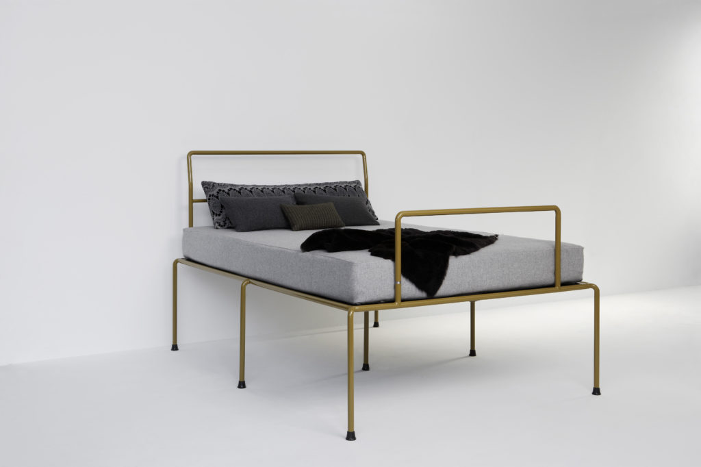 ATELIERHAUSSMANN_SEVENFEETUP ist ein Eisenbett aus Rundrohr, filigran und stabil steht es auf sieben Beinen, Minimaldesign zwischen Bauhauesthetik und Industridesign, Handgefärtig.