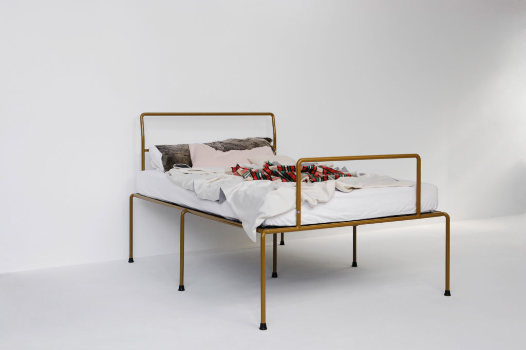 ATELIERHAUSSMANN_SEVENFEETUP ist ein Eisenbett aus Rundrohr, filigran und stabil steht es auf sieben Beinen, Minimaldesign zwischen Bauhauesthetik und Industridesign, Handgefärtig.