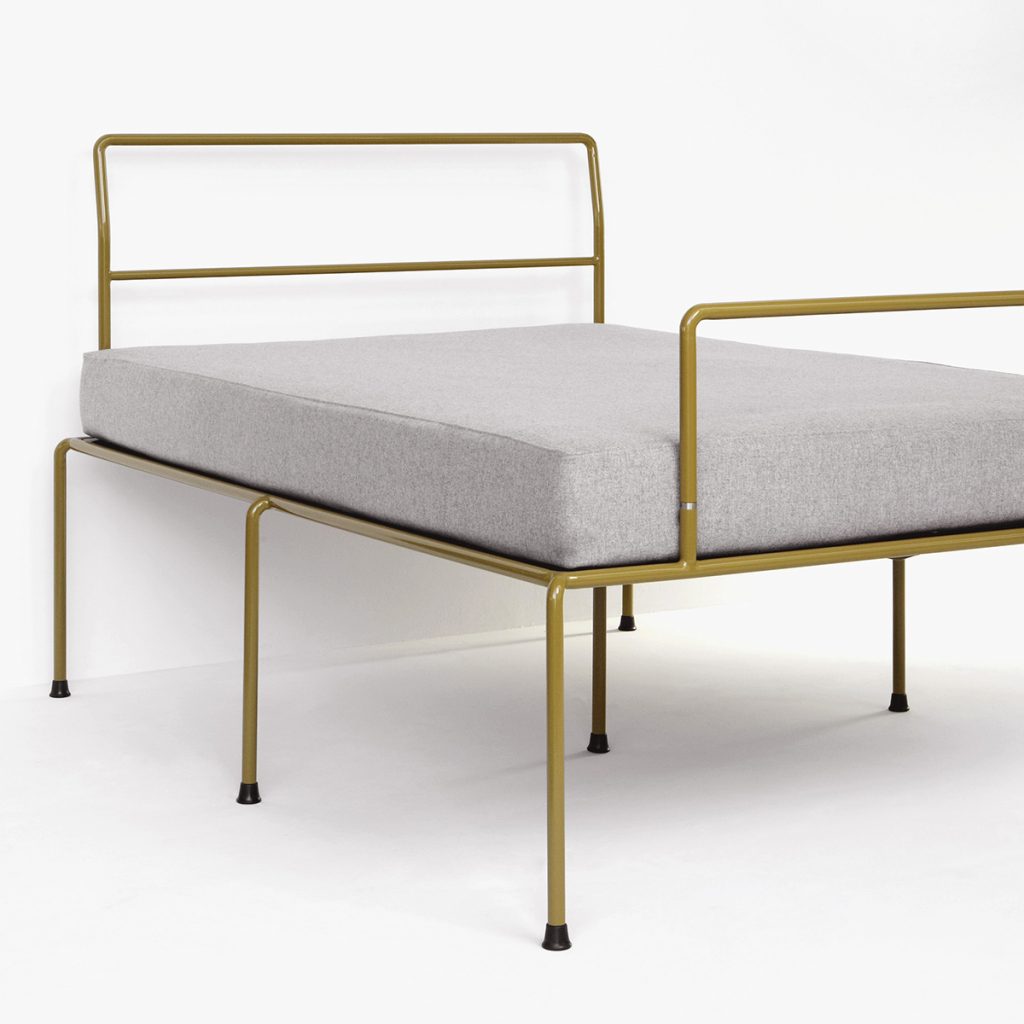 ATELIERHAUSSMANN_SEVENFEETUP ist ein Eisenbett aus Rundrohr, filigran und stabil steht es auf sieben Beinen, Minimaldesign zwischen Bauhauesthetik und Industridesign, Handgefärtig.