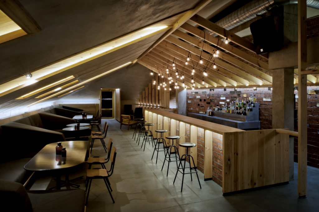 Attik Bar in Minsk, entworfen von Inblum Architects, Herrenberger Hocker als Barhocker, ideal für Gastronomie