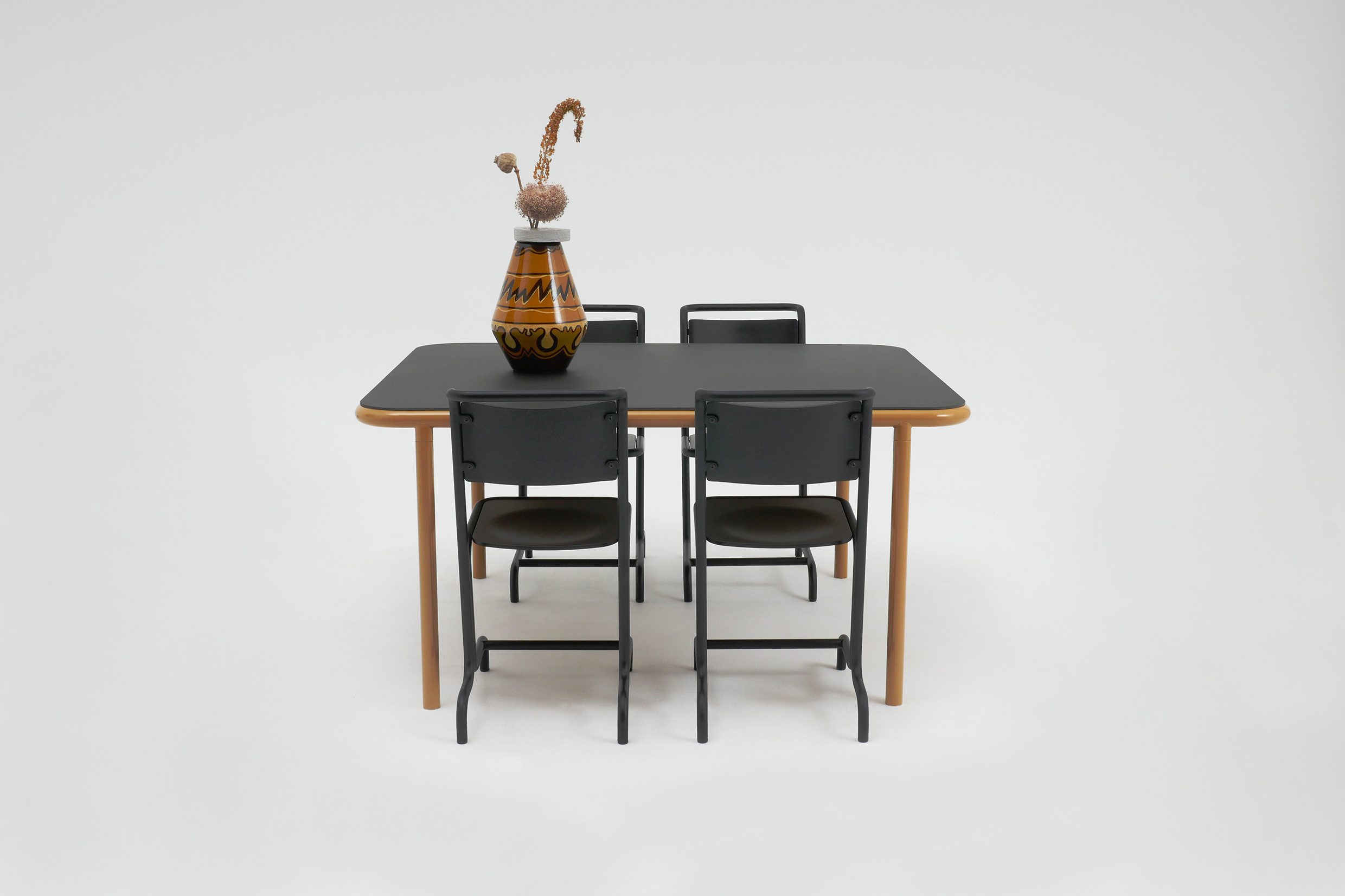 Bologna Stahl Tisch Laszlo Stuhl Atelier Haußmann
